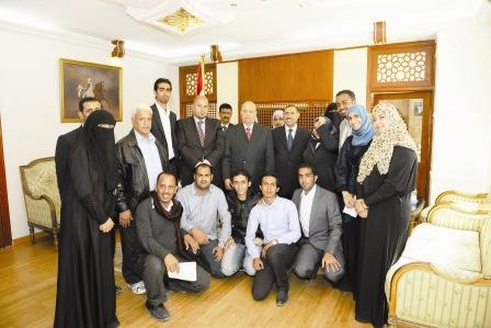 رئيس الجمهورية لدى استقباله مجموعة «يمننا لنبدأ من هنا» أمس